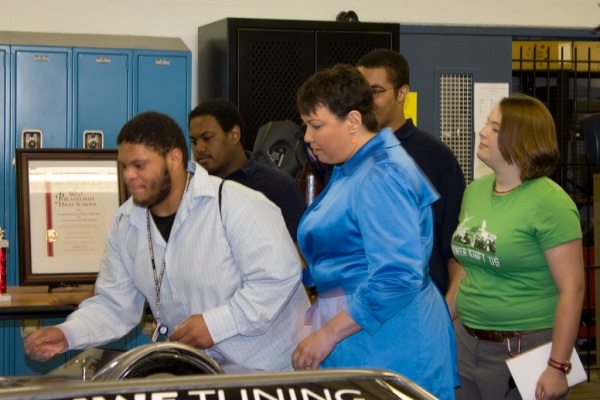 Auto Academy Alumnus Lawrence Jones-Mahoney explains the K-1 Attack to Secretary Jackson